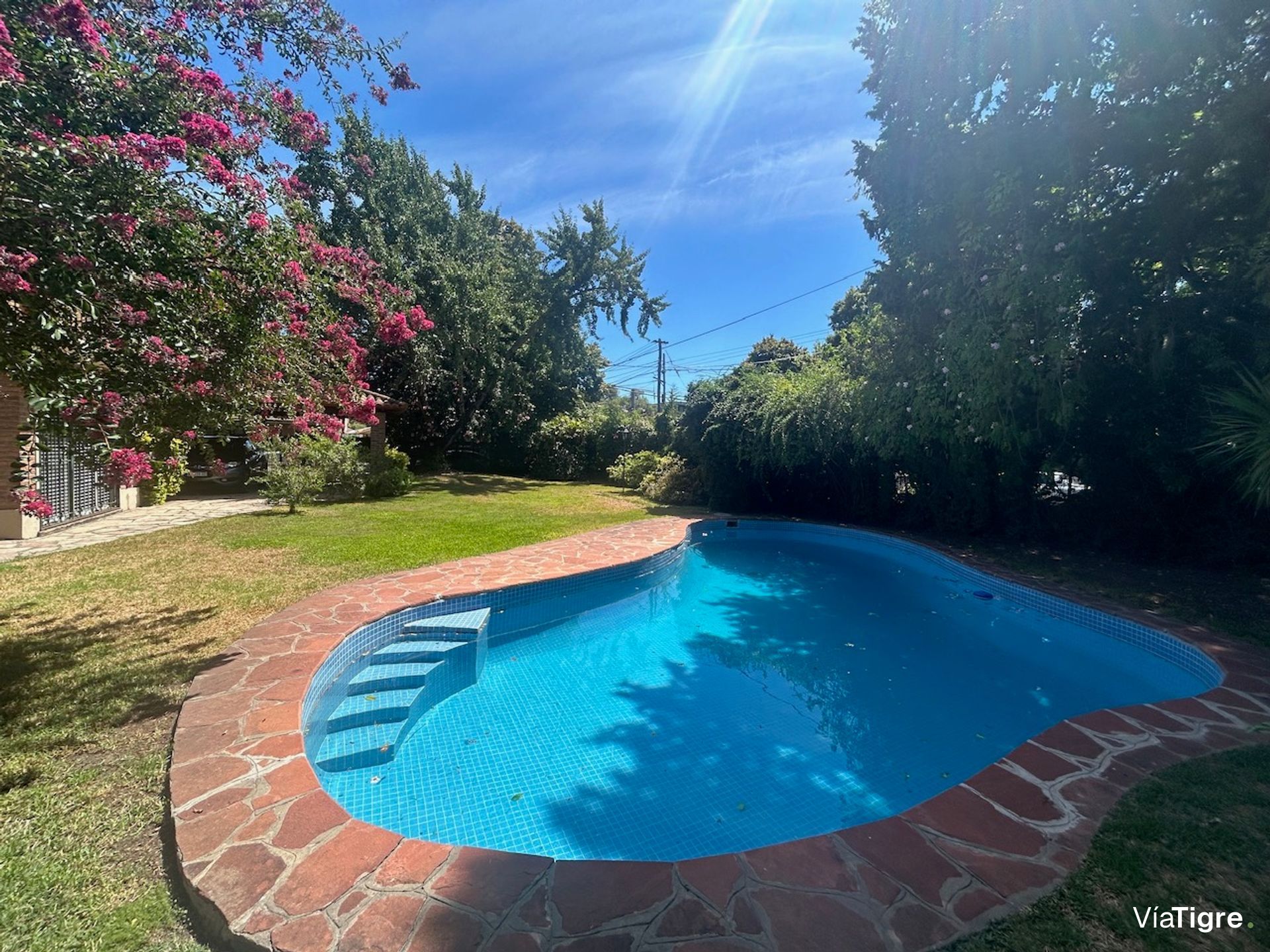 Lindisima Casa En Esquina Con Gran Jardín Y Pileta