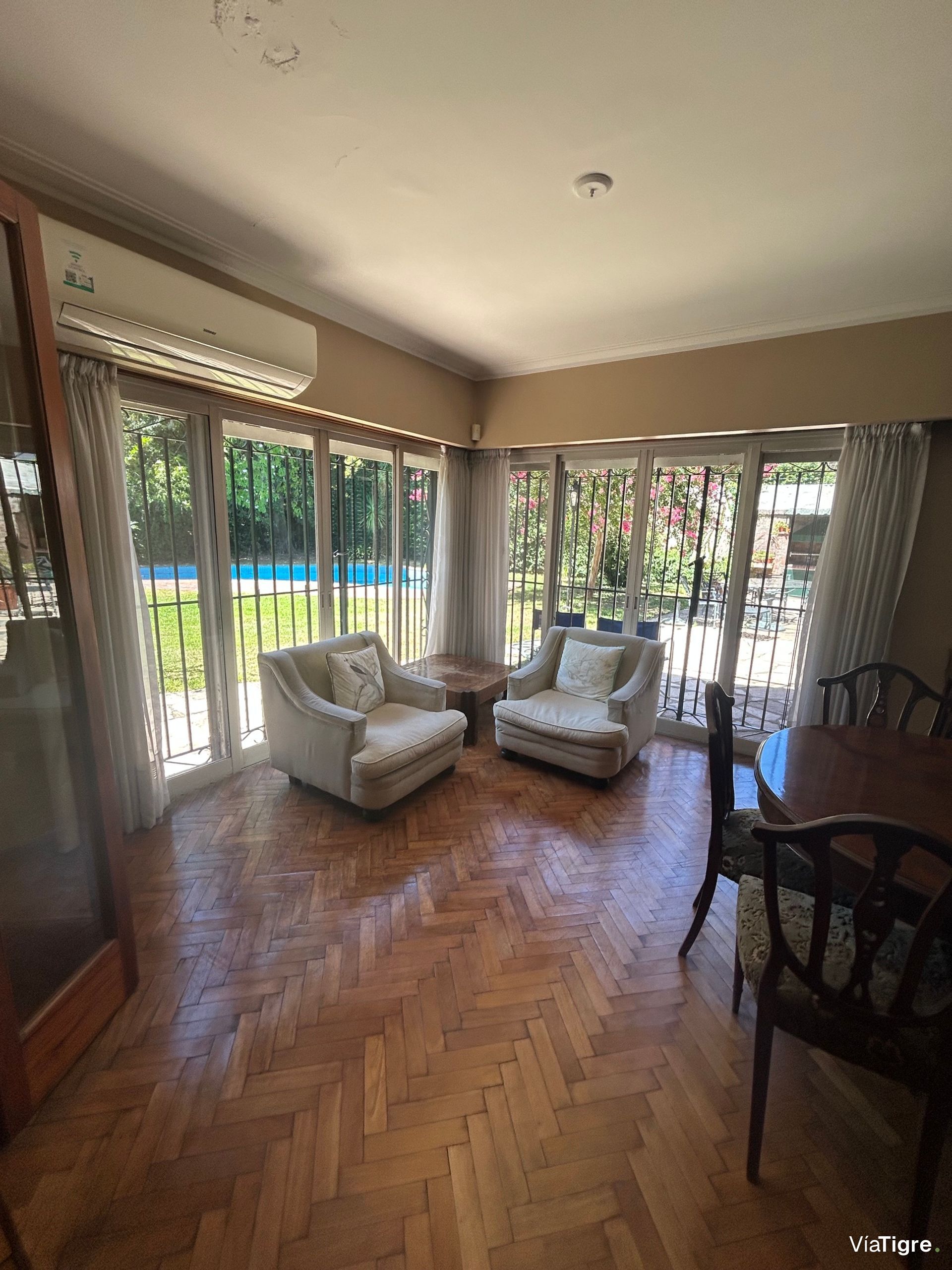 Lindisima Casa En Esquina Con Gran Jardín Y Pileta