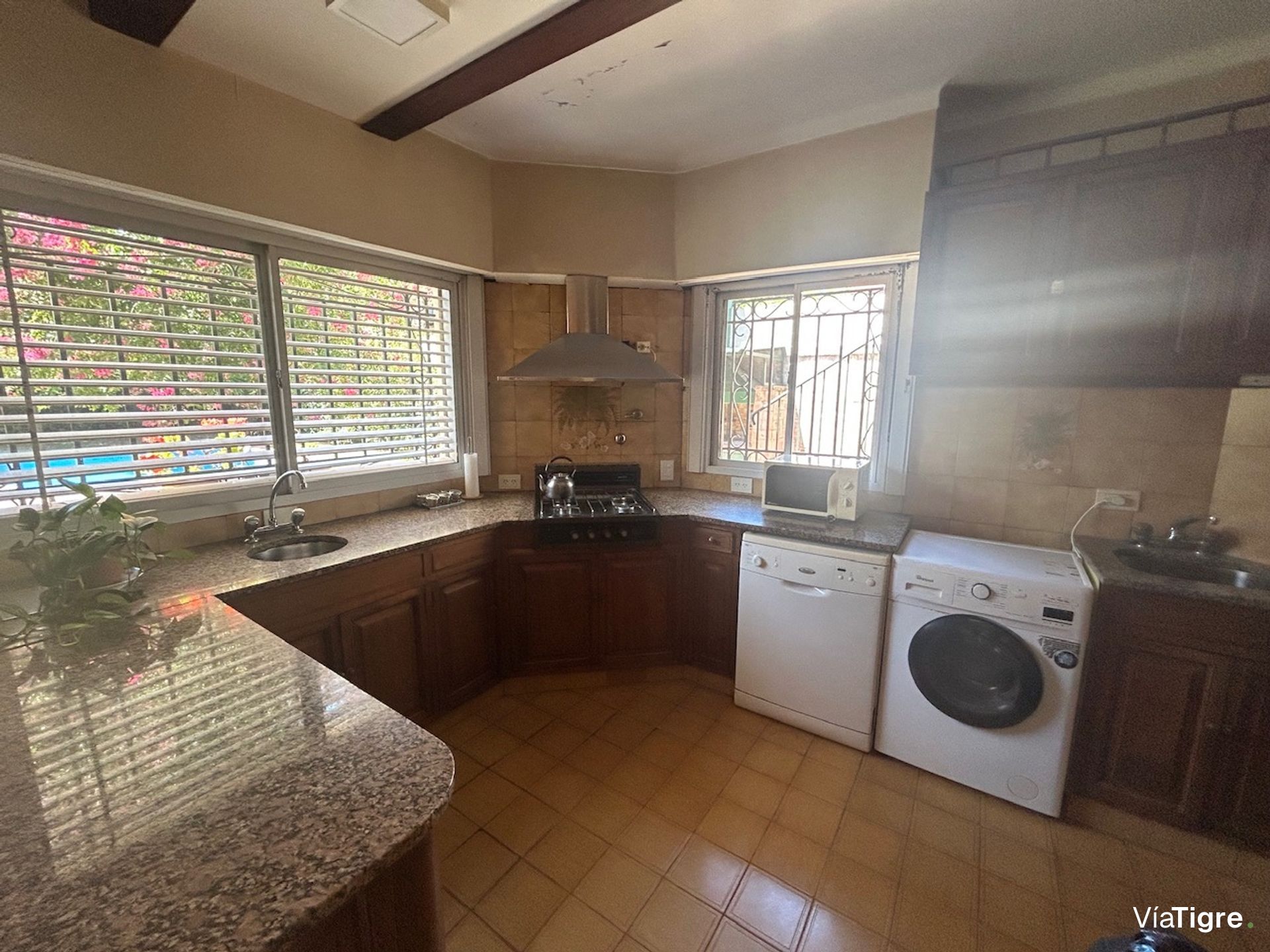 Lindisima Casa En Esquina Con Gran Jardín Y Pileta
