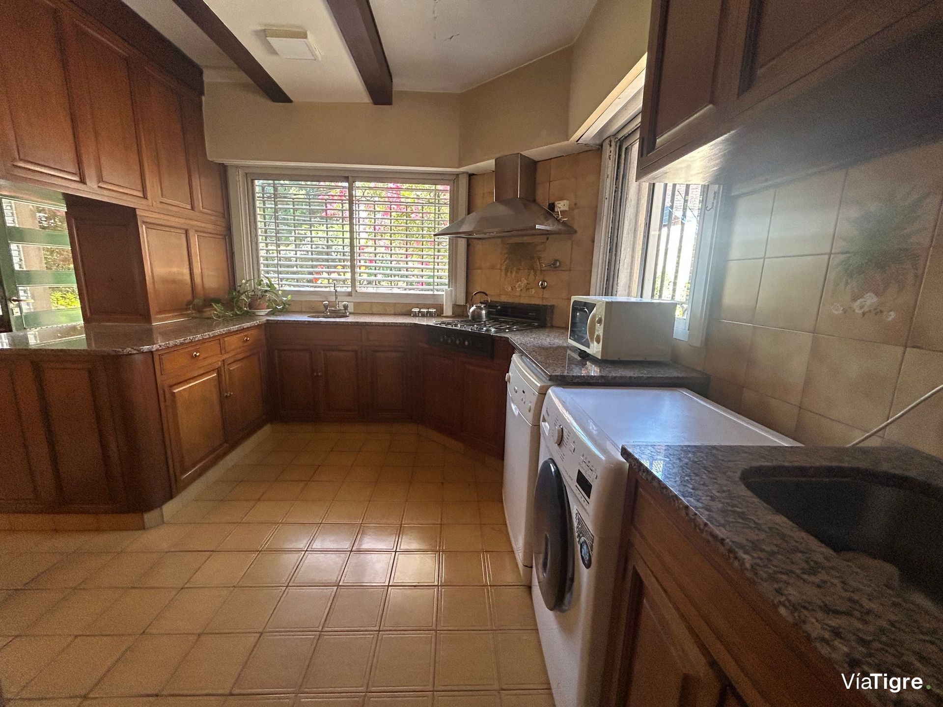 Lindisima Casa En Esquina Con Gran Jardín Y Pileta
