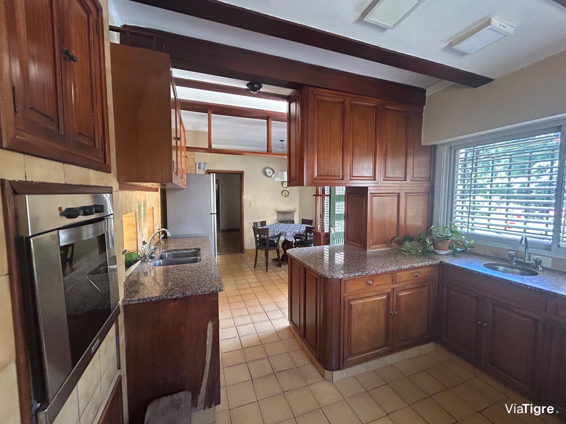 Lindisima Casa En Esquina Con Gran Jardín Y Pileta