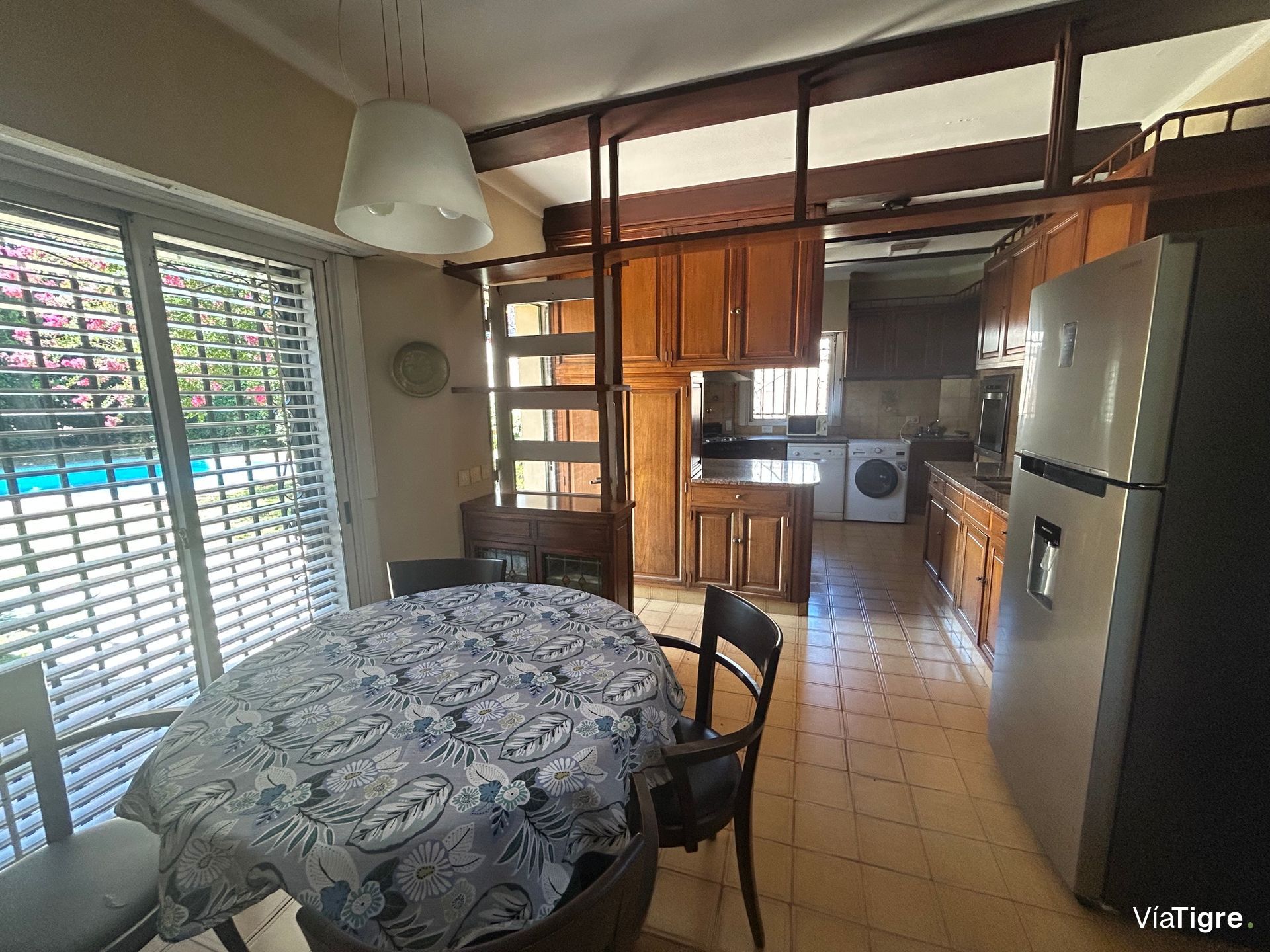 Lindisima Casa En Esquina Con Gran Jardín Y Pileta