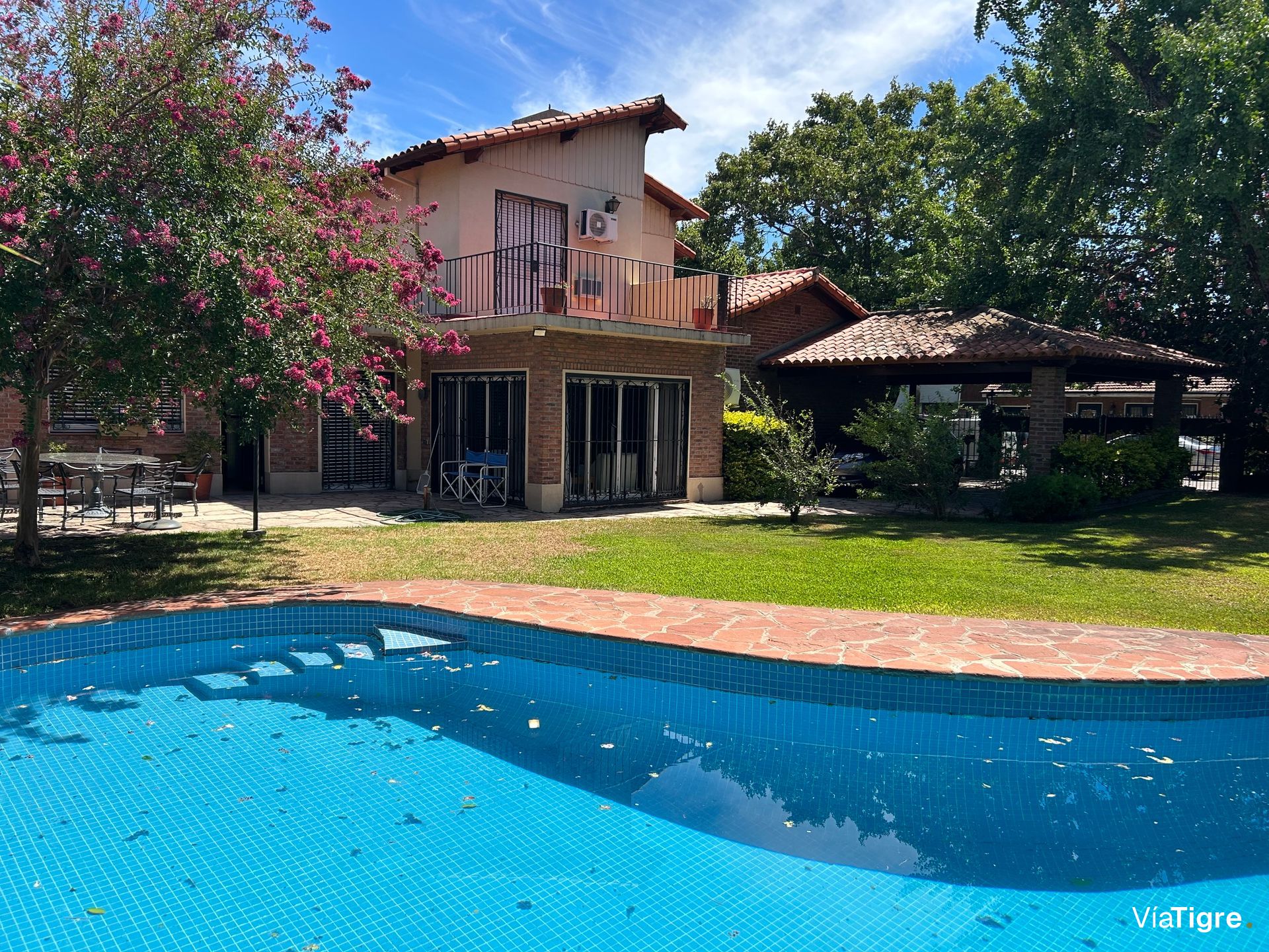 Lindisima Casa En Esquina Con Gran Jardín Y Pileta