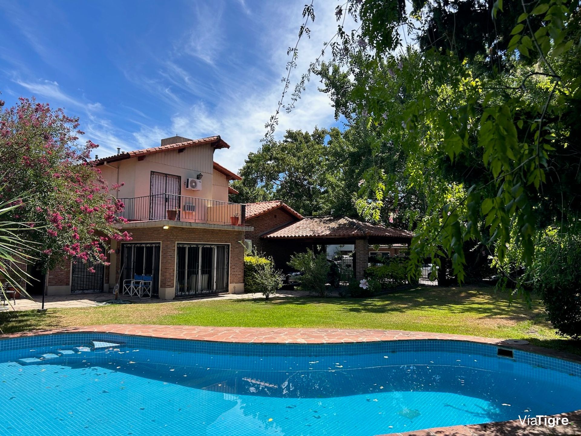 Lindisima Casa En Esquina Con Gran Jardín Y Pileta