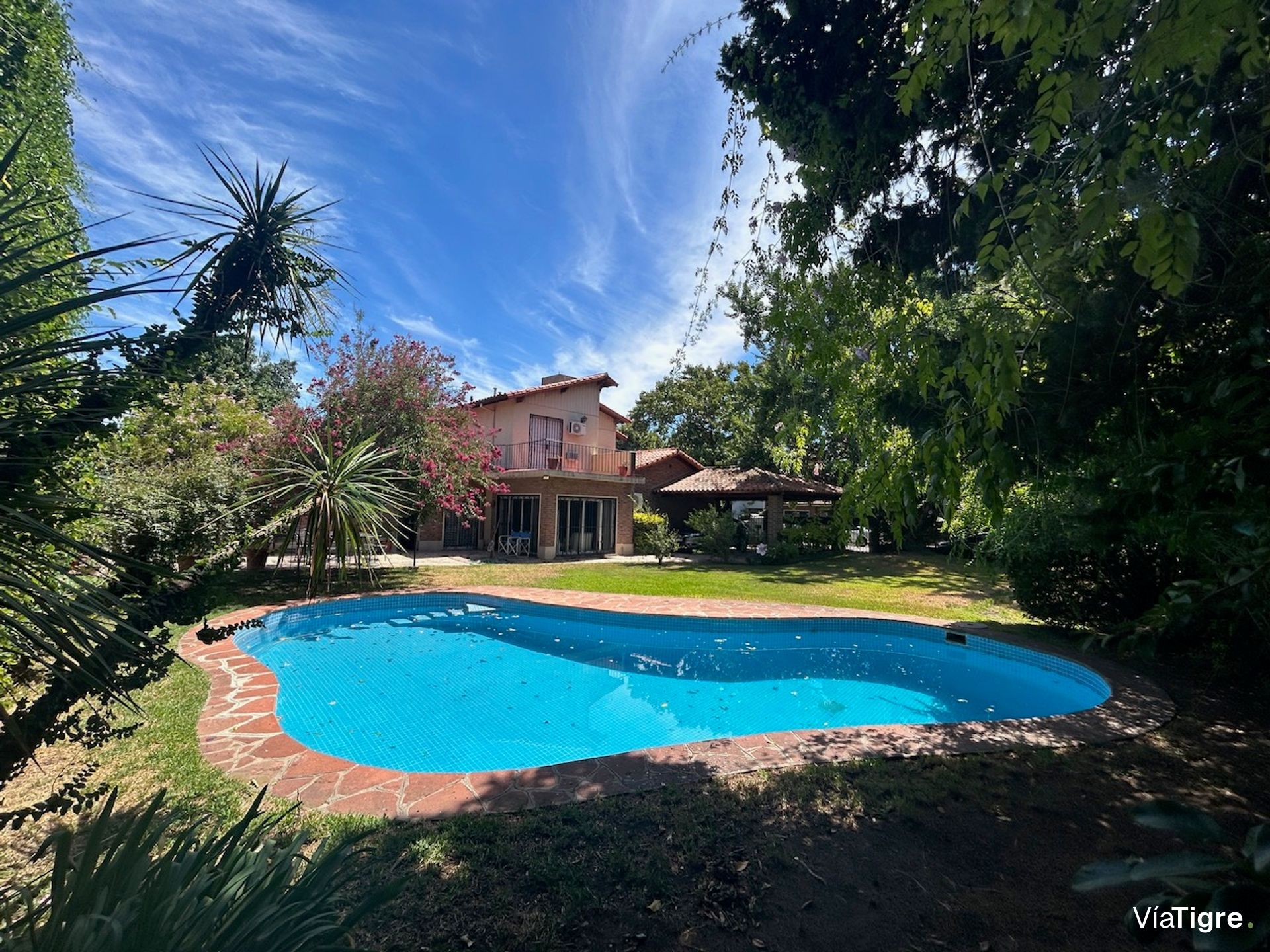 Lindisima Casa En Esquina Con Gran Jardín Y Pileta