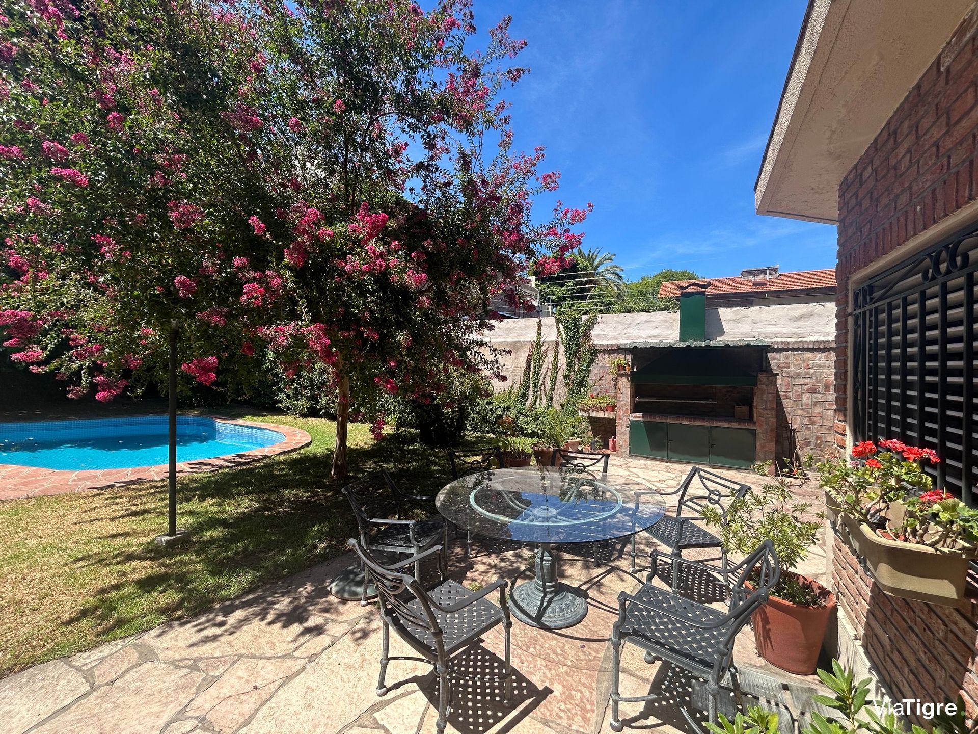 Lindisima Casa En Esquina Con Gran Jardín Y Pileta