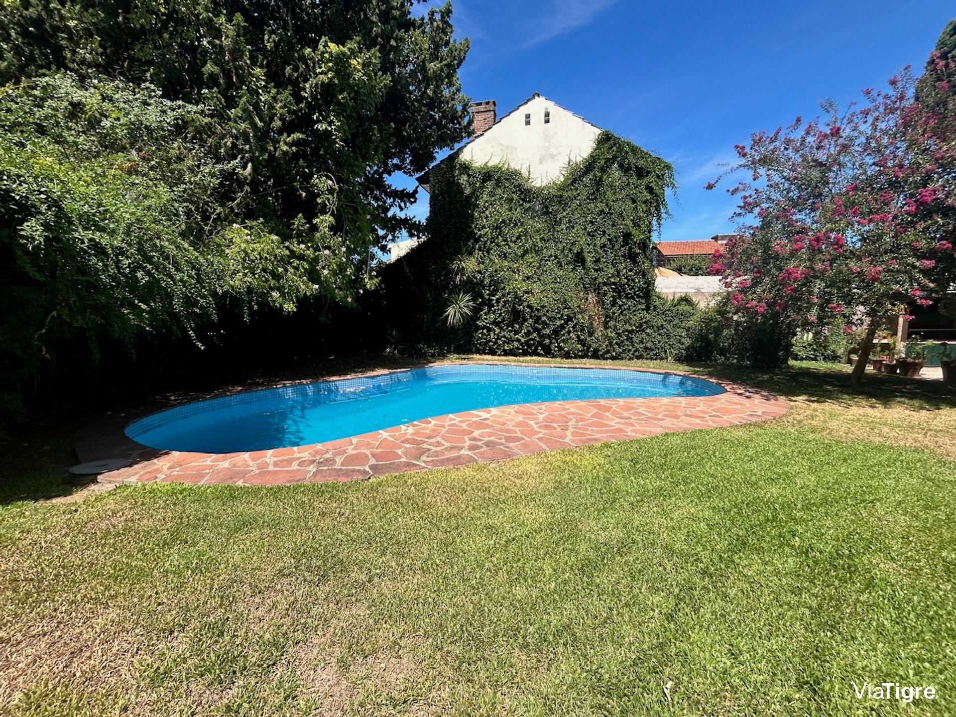 Lindisima Casa En Esquina Con Gran Jardín Y Pileta