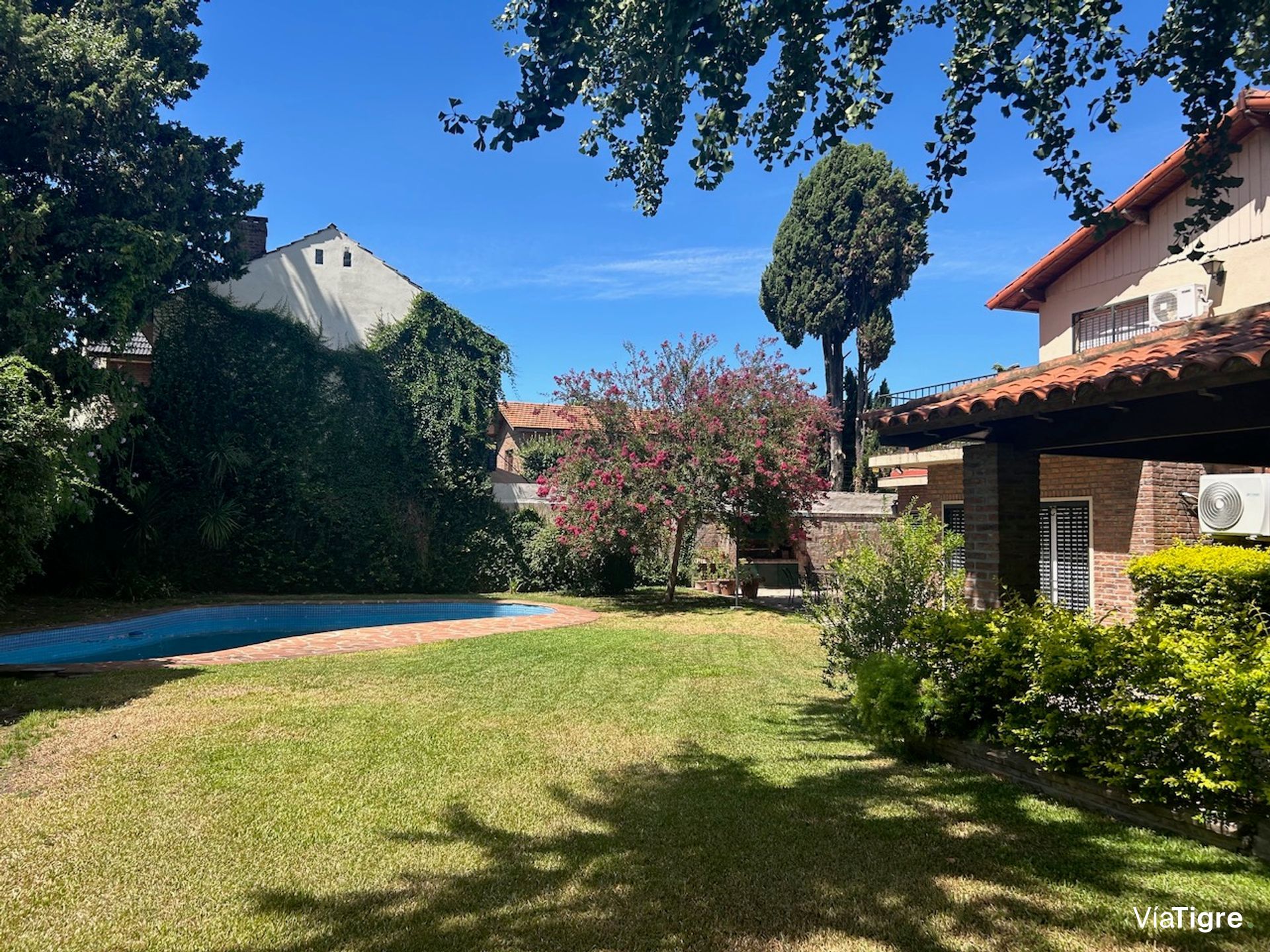 Lindisima Casa En Esquina Con Gran Jardín Y Pileta