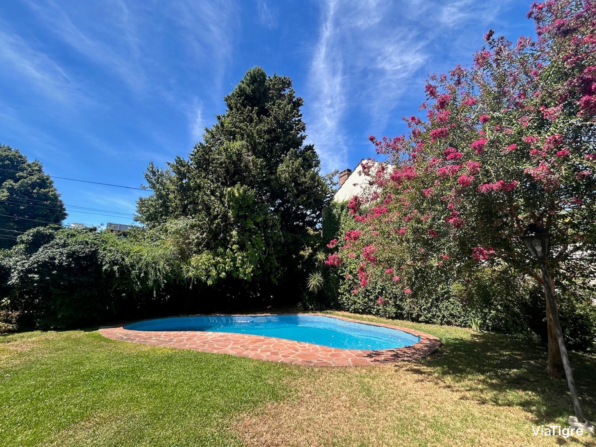 Lindisima Casa En Esquina Con Gran Jardín Y Pileta