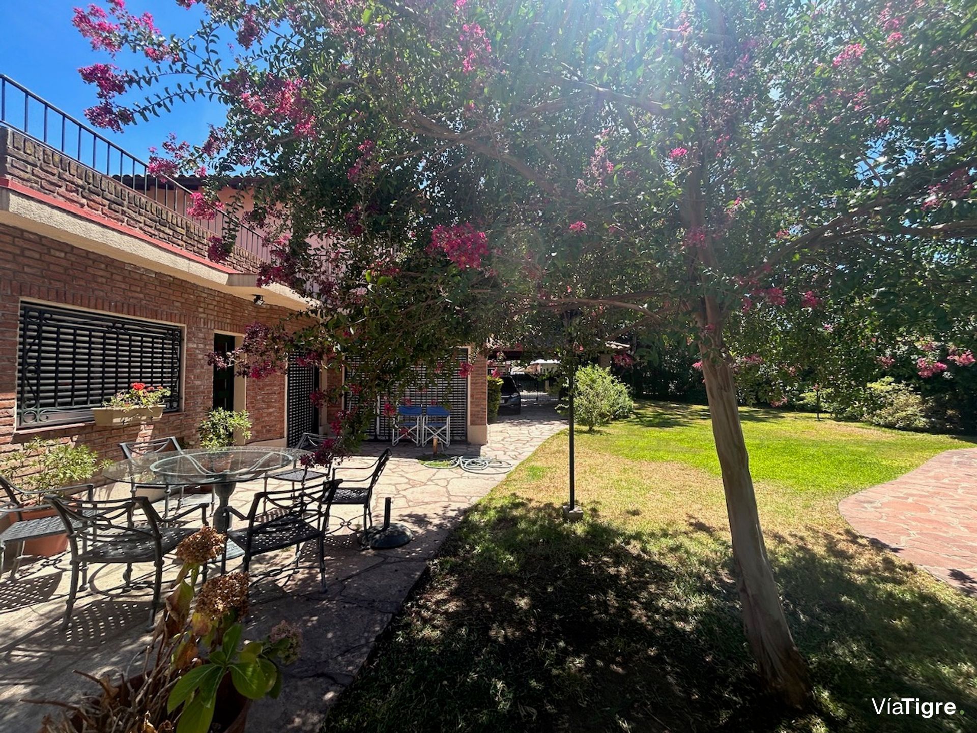 Lindisima Casa En Esquina Con Gran Jardín Y Pileta