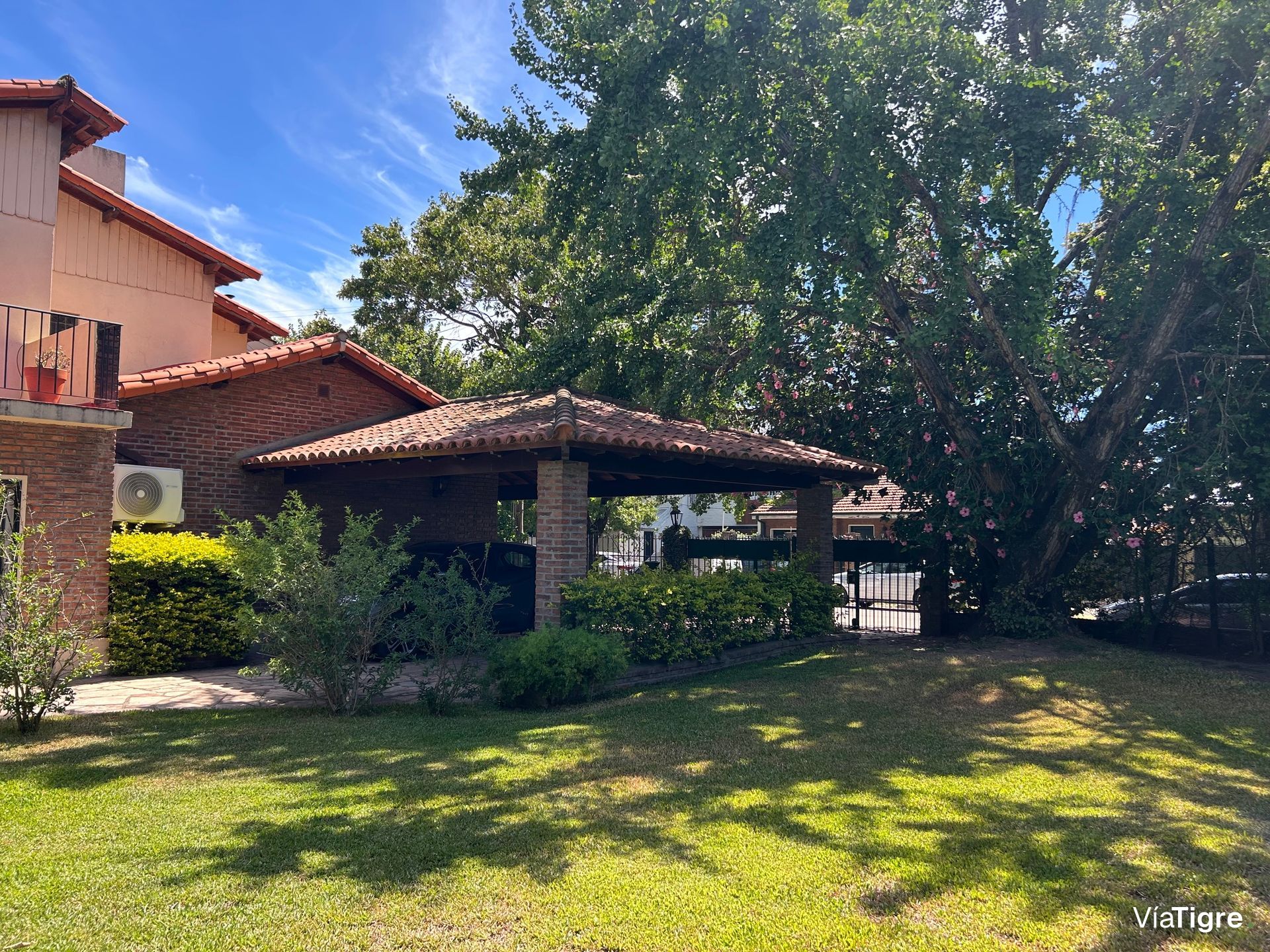 Lindisima Casa En Esquina Con Gran Jardín Y Pileta
