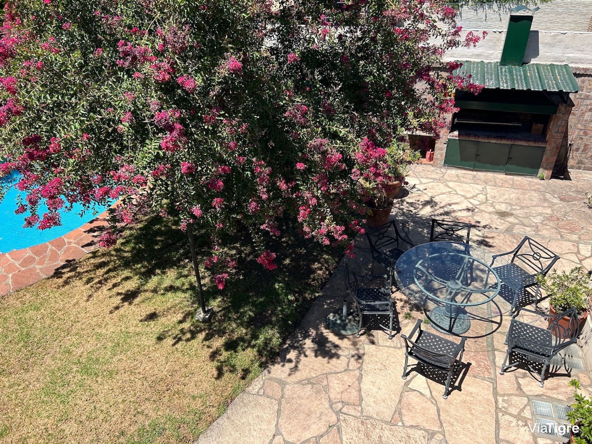 Lindisima Casa En Esquina Con Gran Jardín Y Pileta