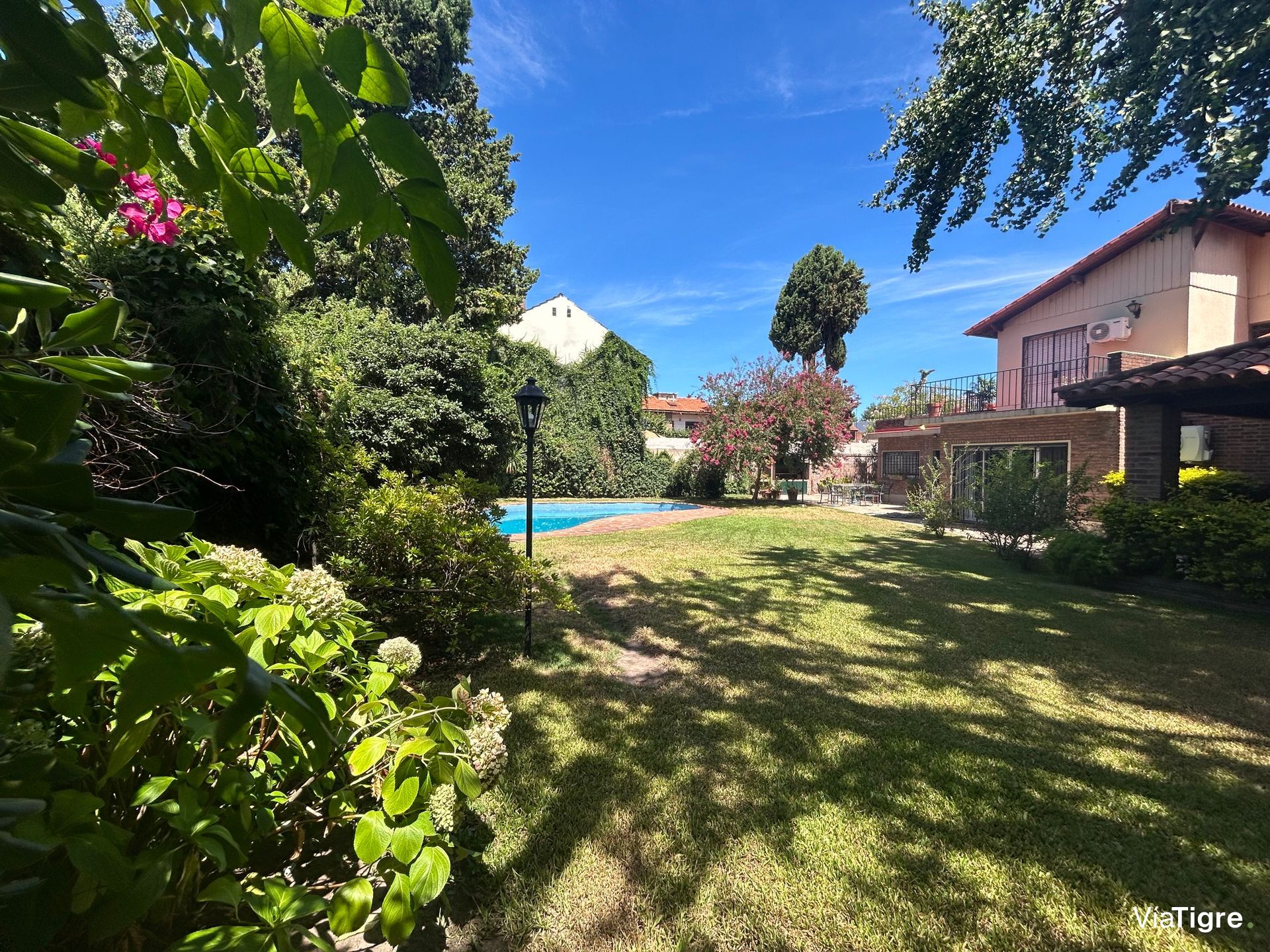 Lindisima Casa En Esquina Con Gran Jardín Y Pileta