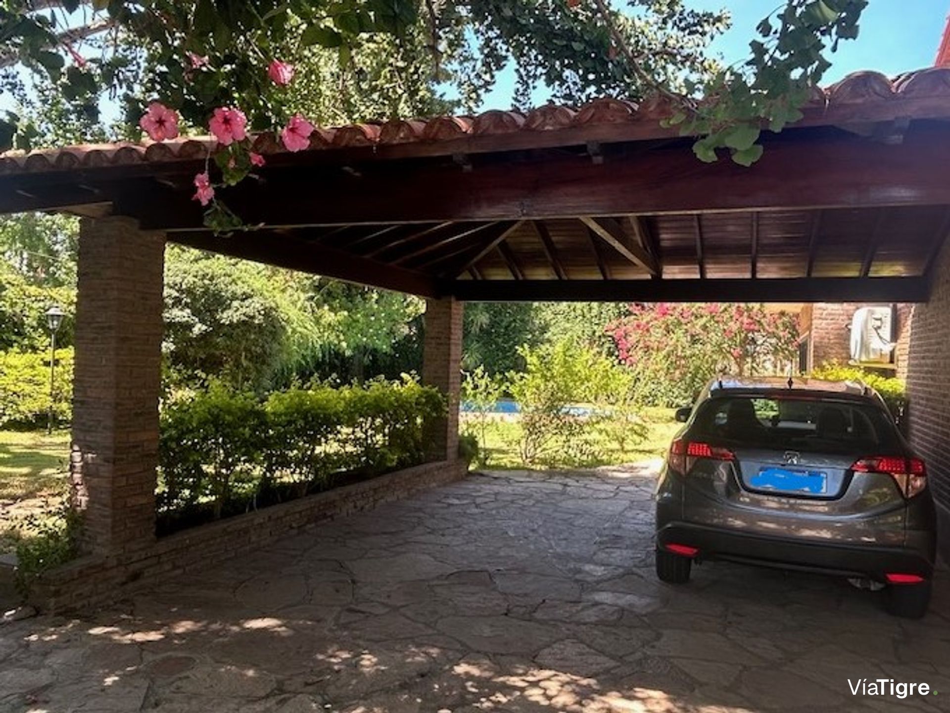 Lindisima Casa En Esquina Con Gran Jardín Y Pileta