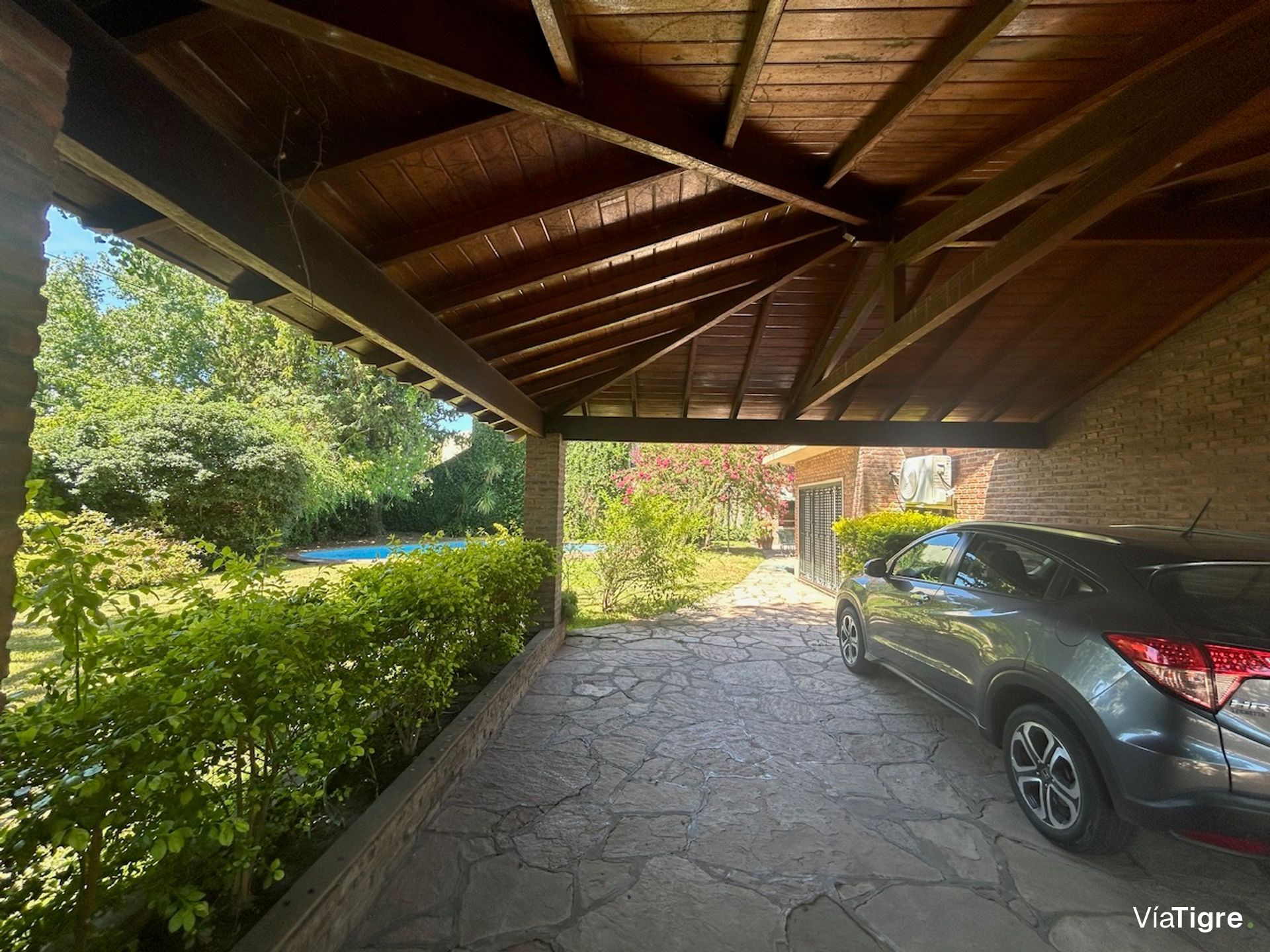 Lindisima Casa En Esquina Con Gran Jardín Y Pileta