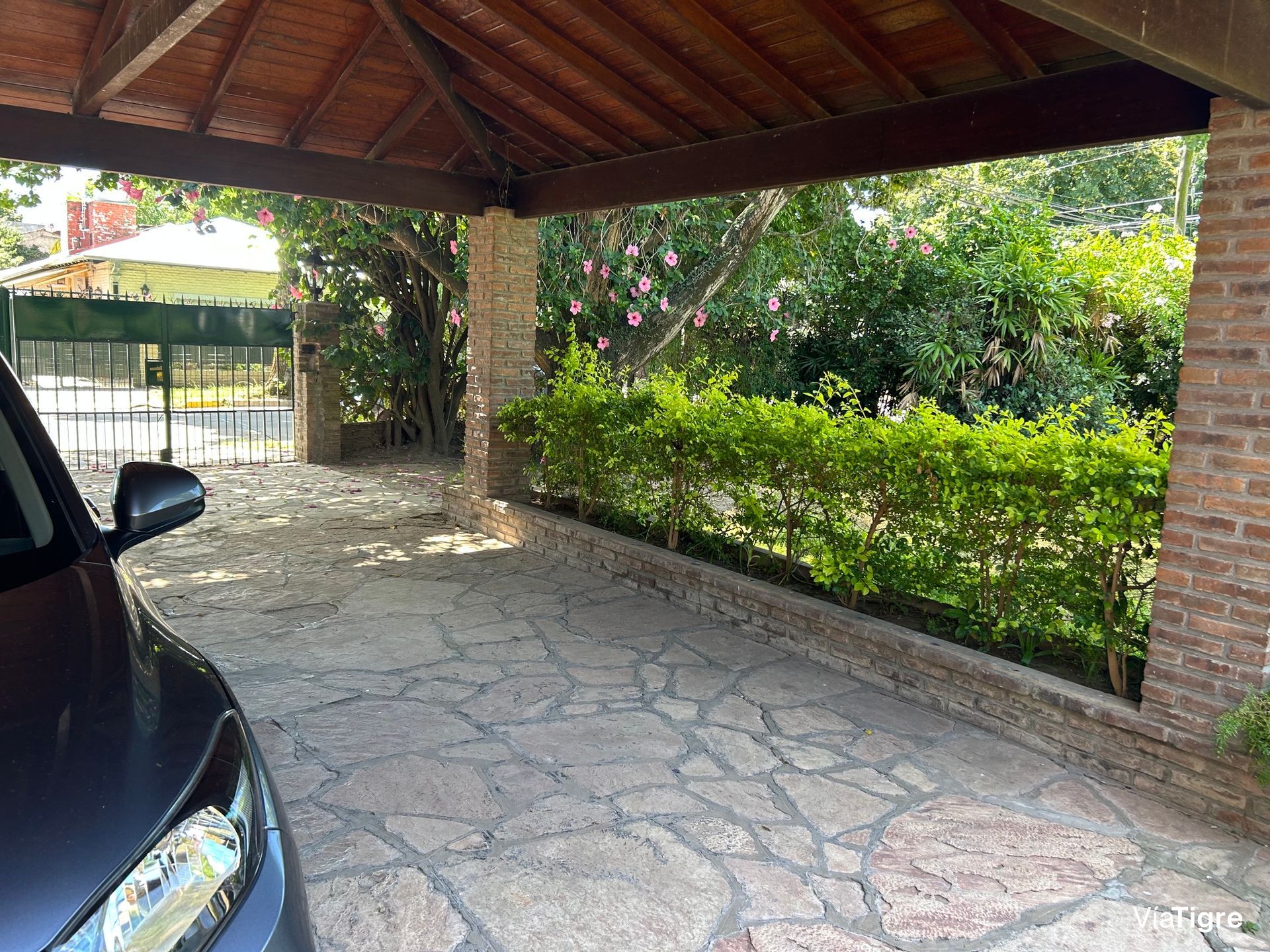 Lindisima Casa En Esquina Con Gran Jardín Y Pileta