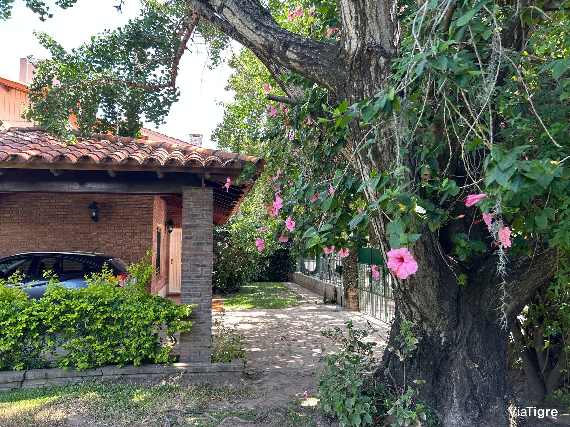 Lindisima Casa En Esquina Con Gran Jardín Y Pileta