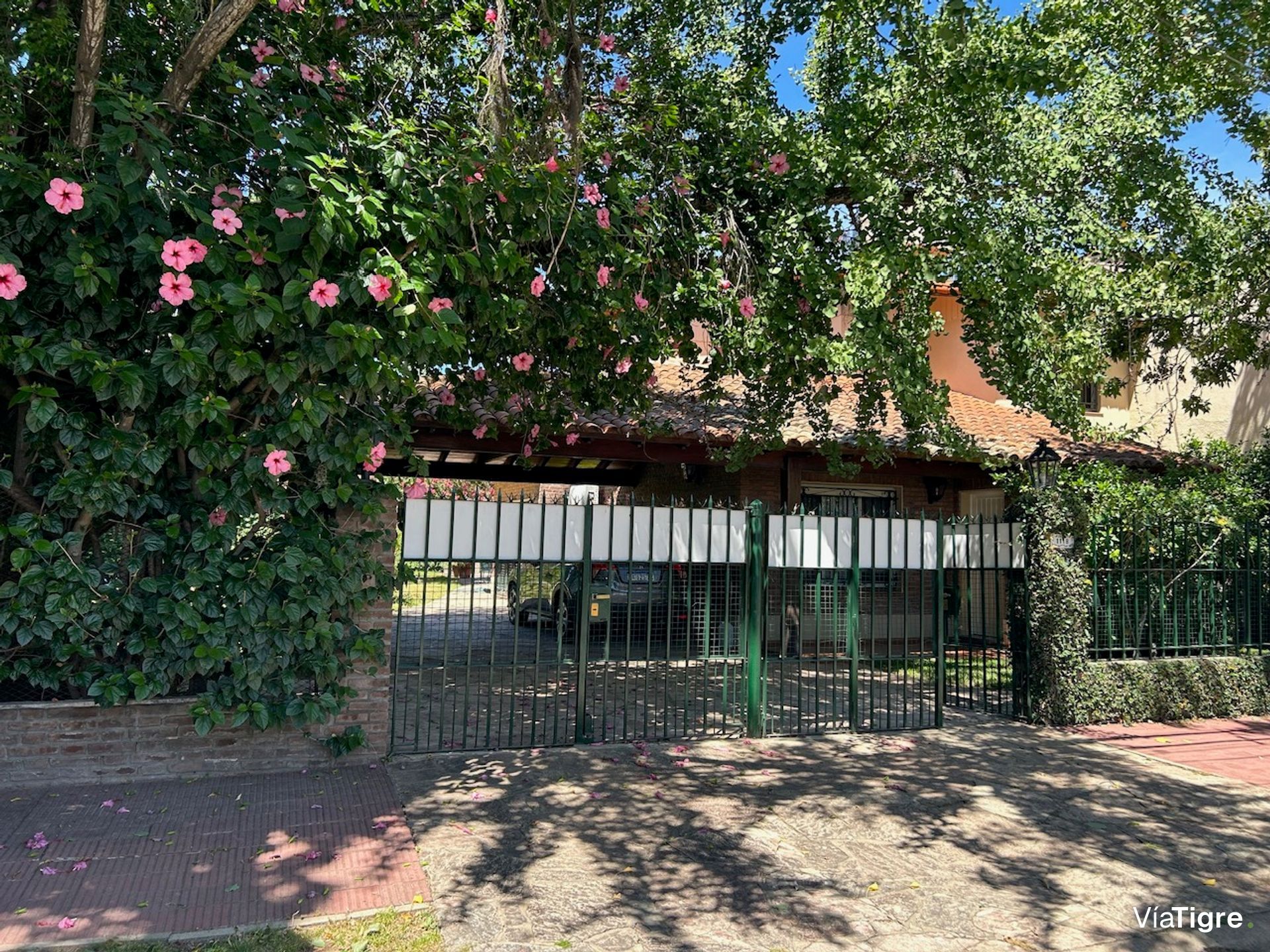 Lindisima Casa En Esquina Con Gran Jardín Y Pileta
