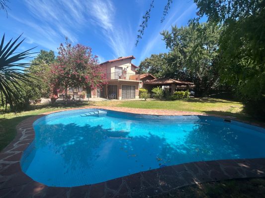 Beautiful Corner House With Large Garden And Pool