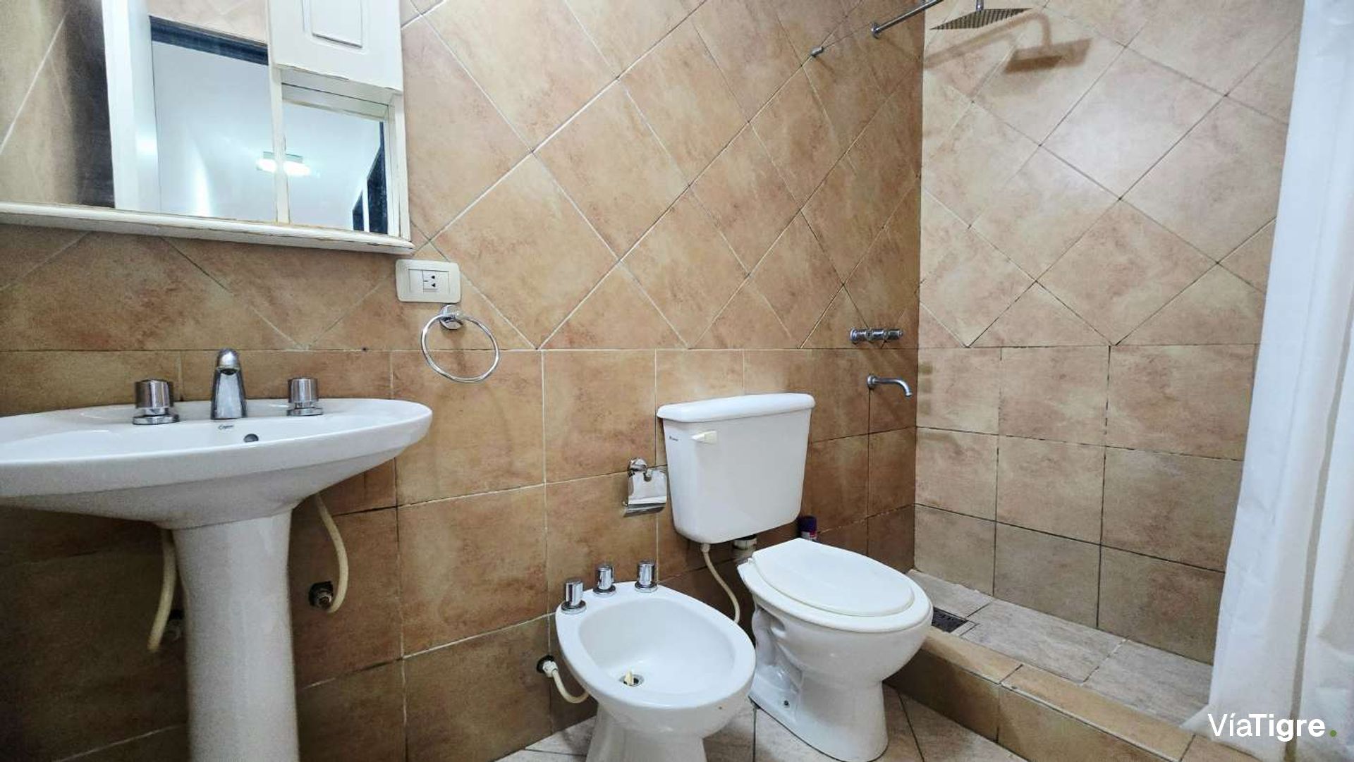Venta PH tres ambientes con cochera Munro