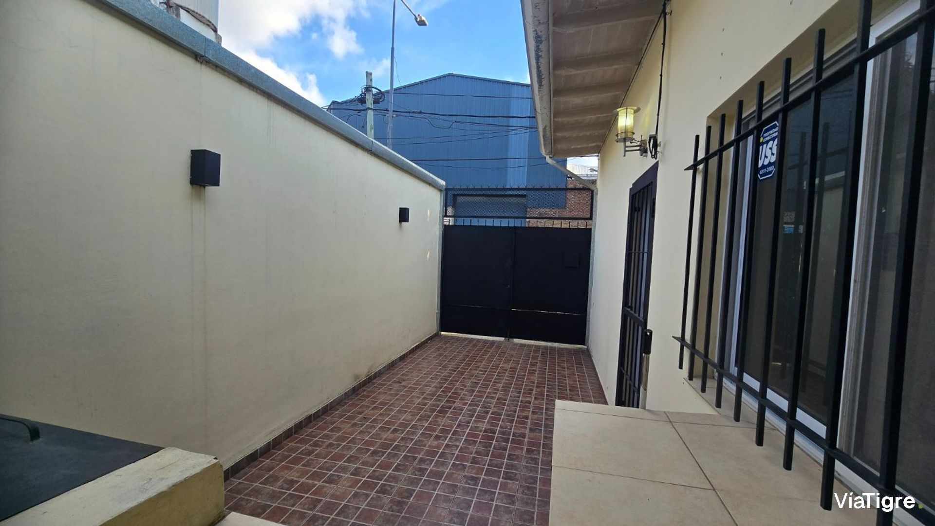 Venta PH tres ambientes con cochera Munro