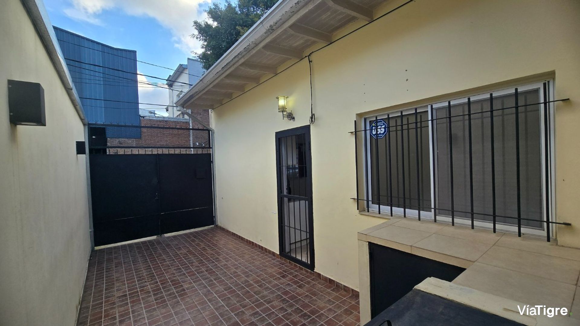 Venta PH tres ambientes con cochera Munro