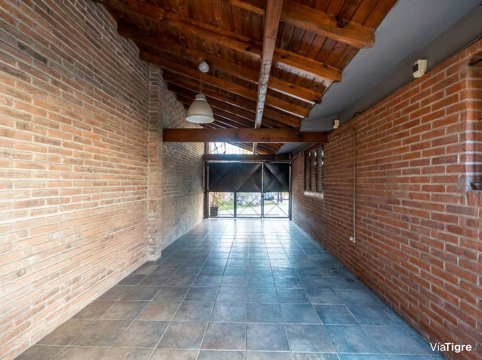 Casa en venta en Boulogne. Jardin, pileta parrilla