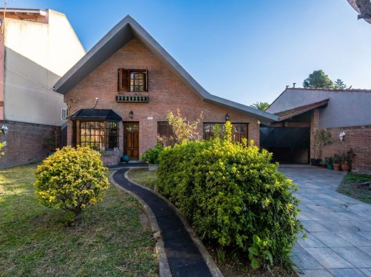 Casa en venta en Boulogne. Jardin, pileta parrilla