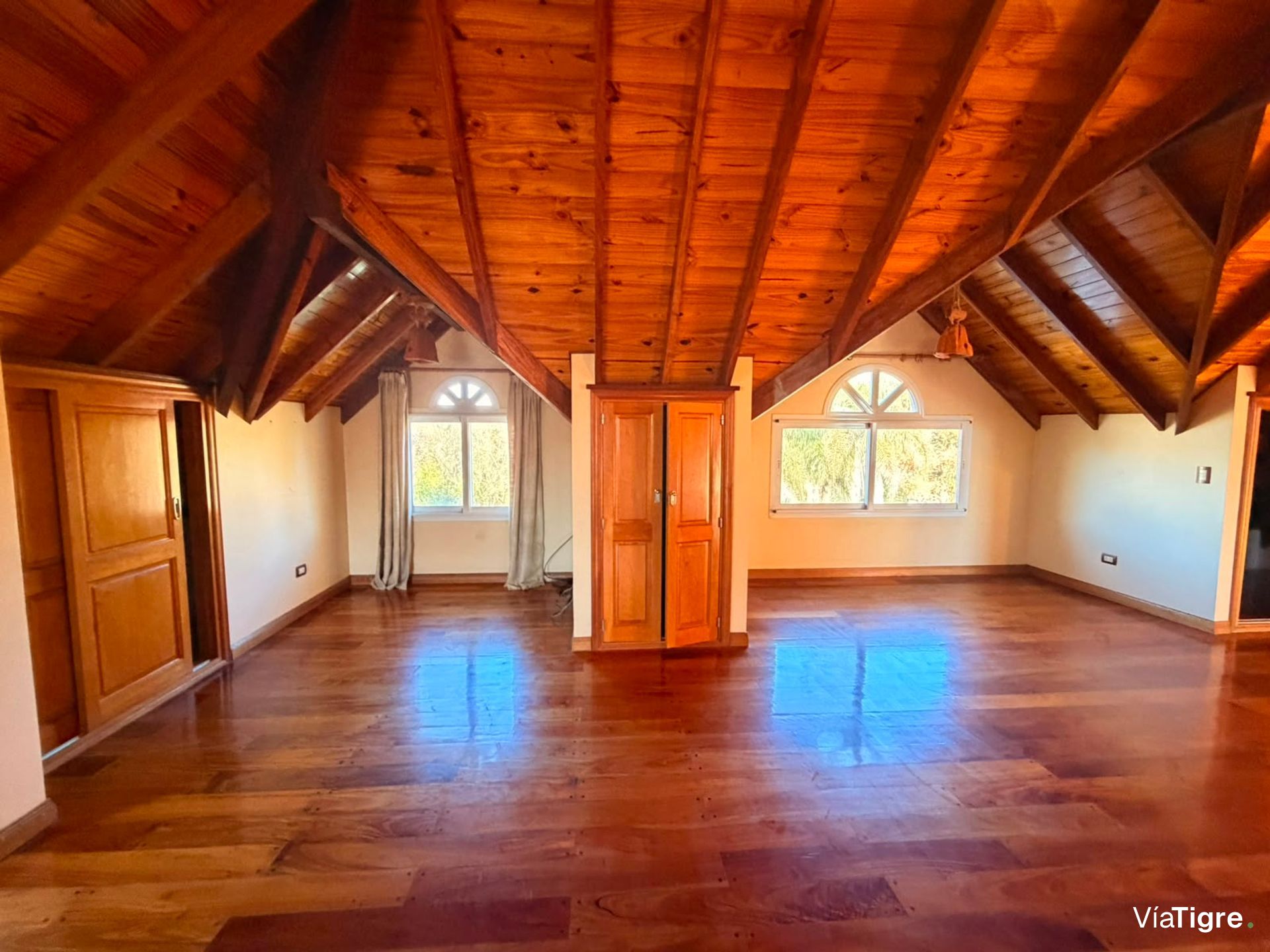 VENTA casa de 6 ambientes c/ escritorio BOATCENTER