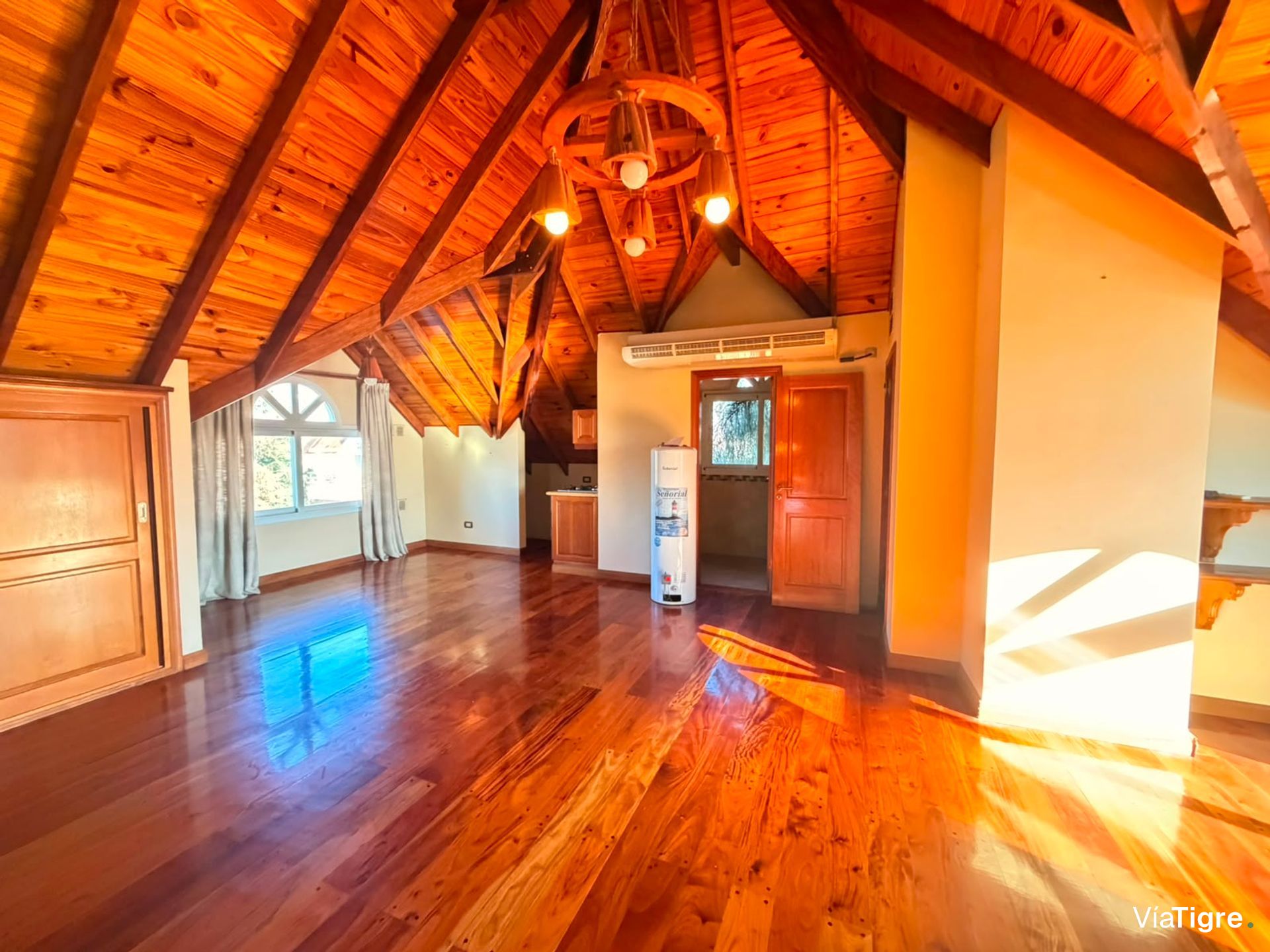VENTA casa de 6 ambientes c/ escritorio BOATCENTER