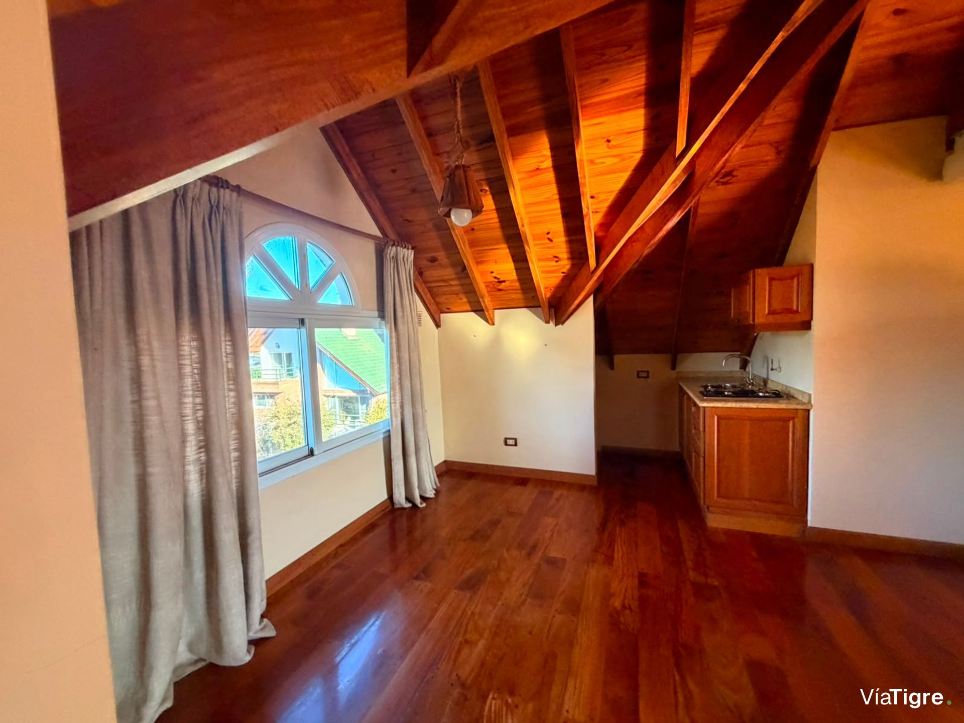 VENTA casa de 6 ambientes c/ escritorio BOATCENTER