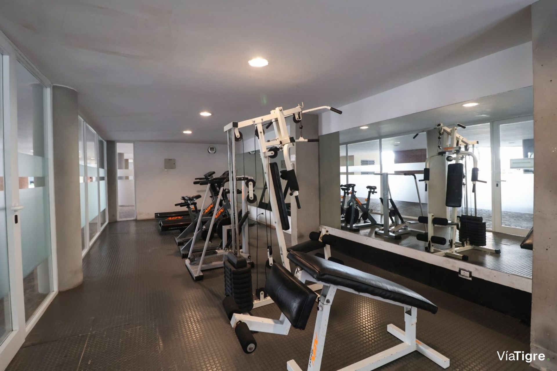 Venta 5 Ambientes, San Isidro Centro Con Jardin