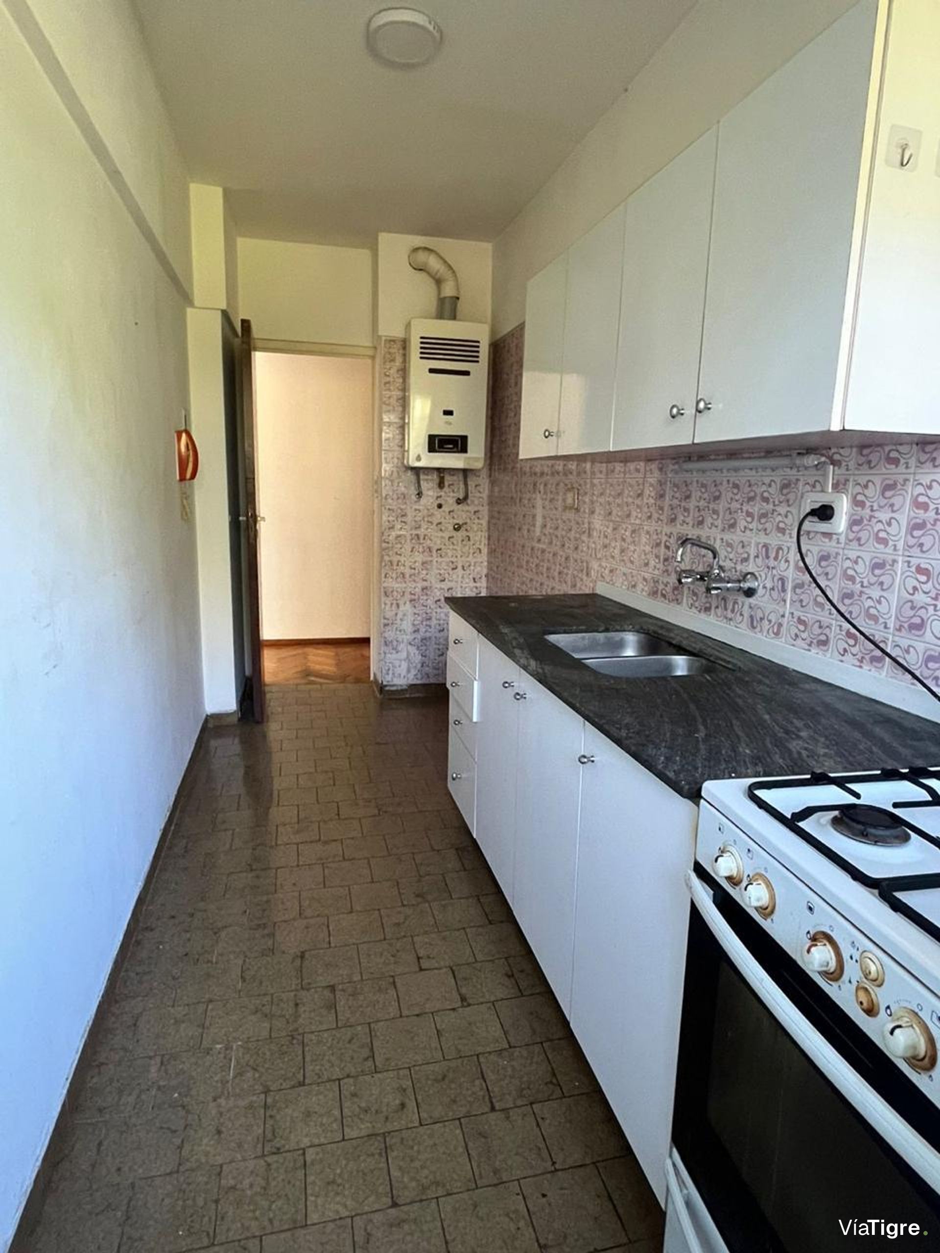 Depto 2 amb con balcón y cochera