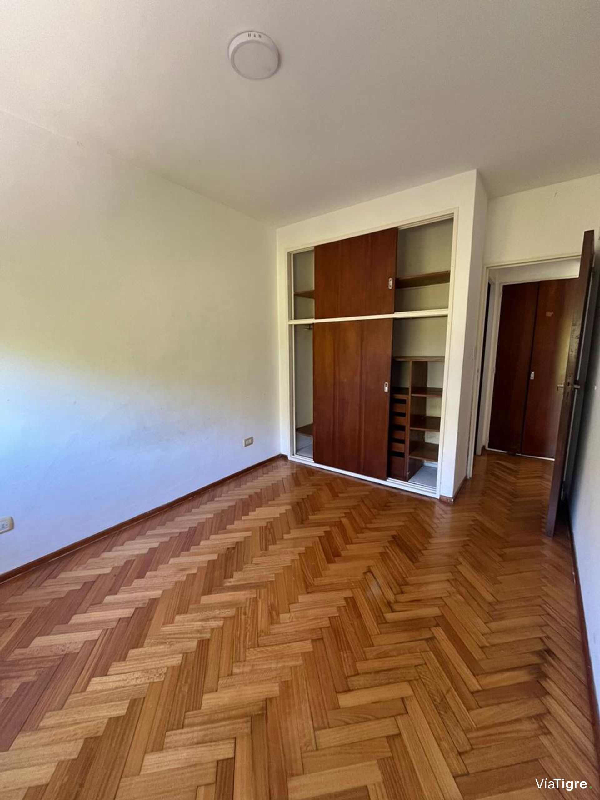 Depto 2 amb con balcón y cochera