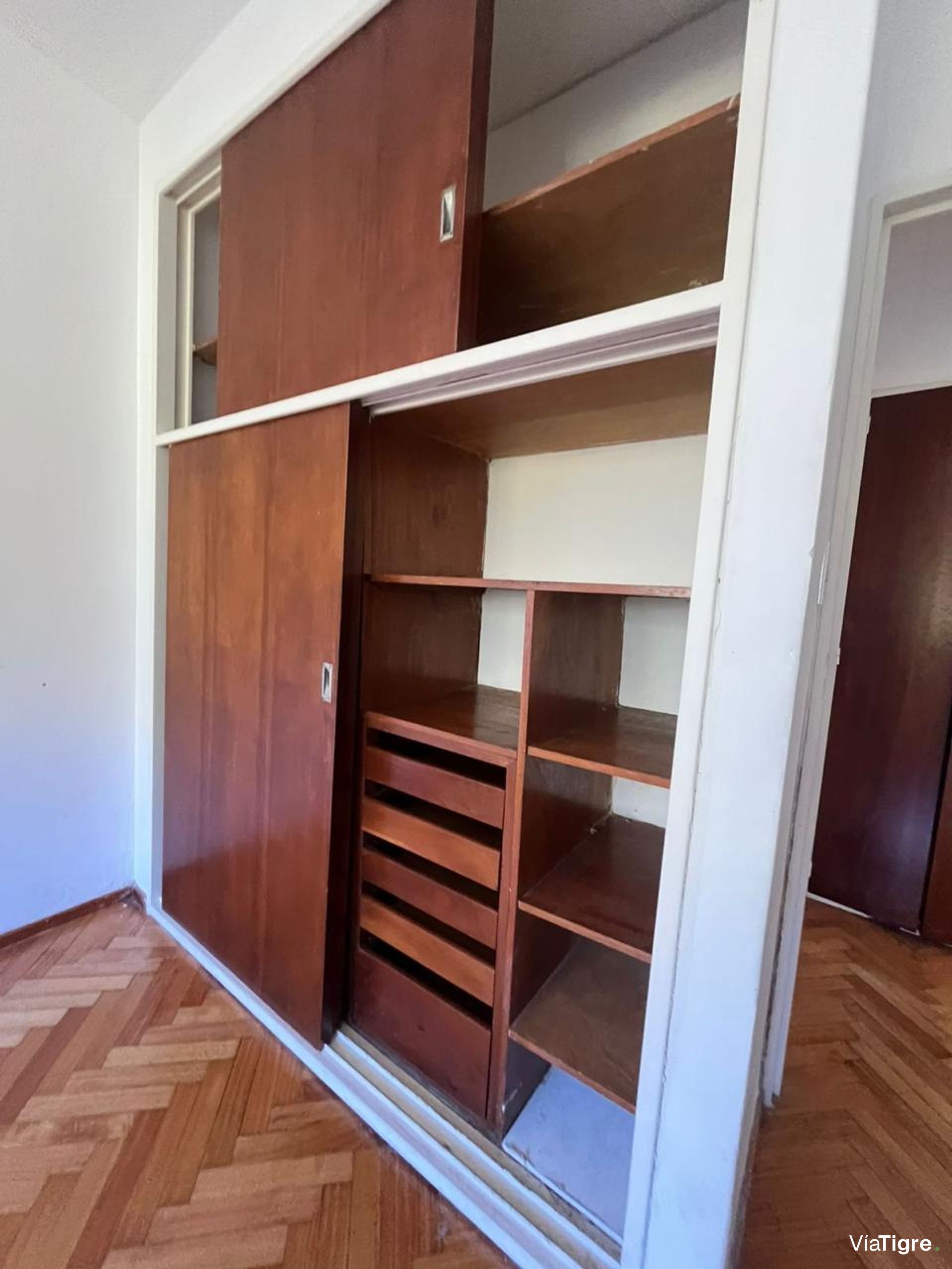 Depto 2 amb con balcón y cochera