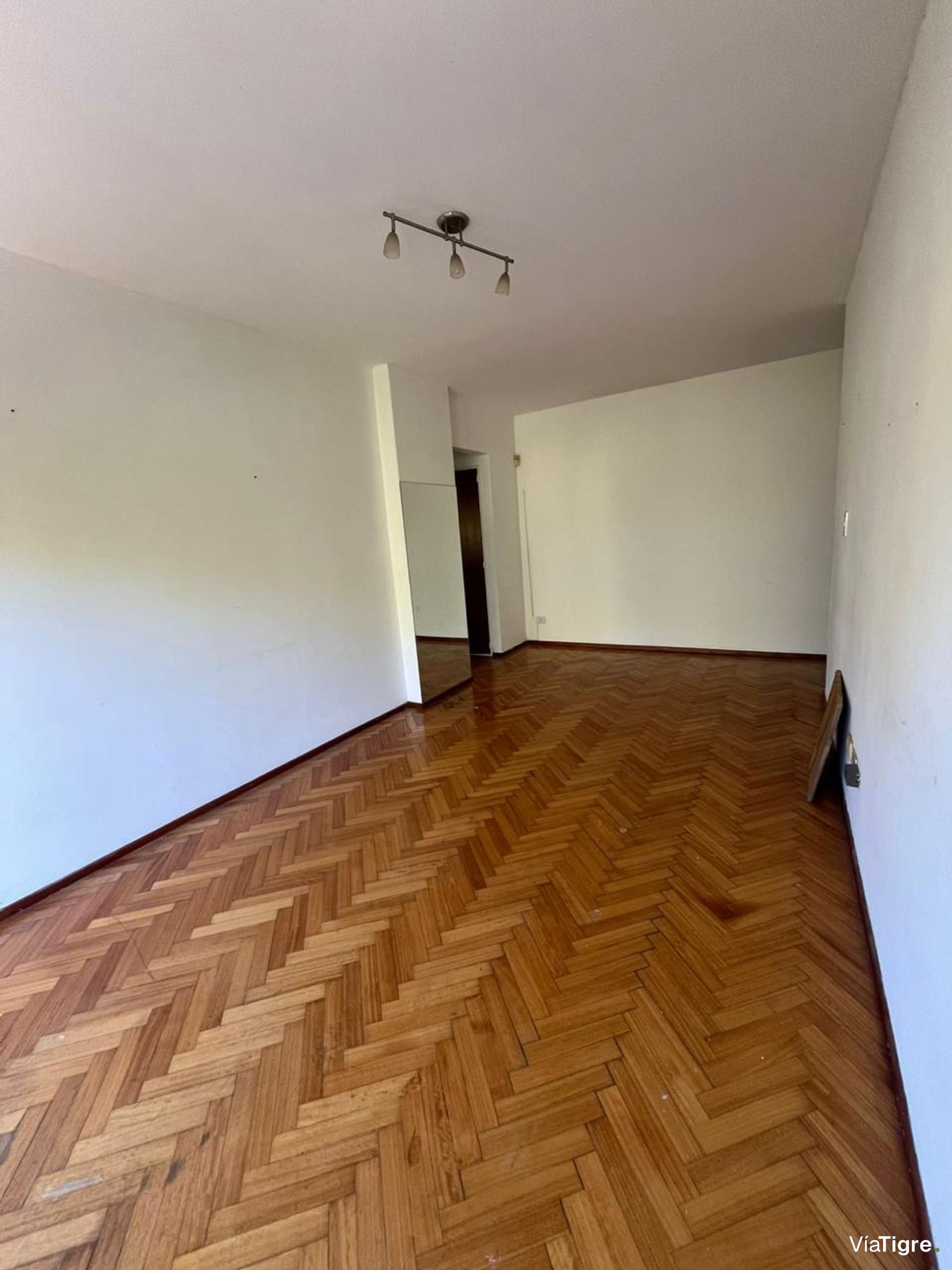 Depto 2 amb con balcón y cochera