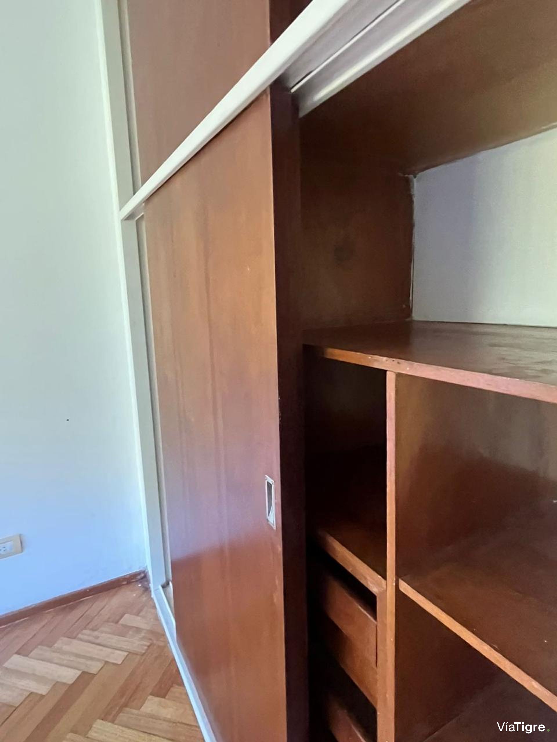 Depto 2 amb con balcón y cochera