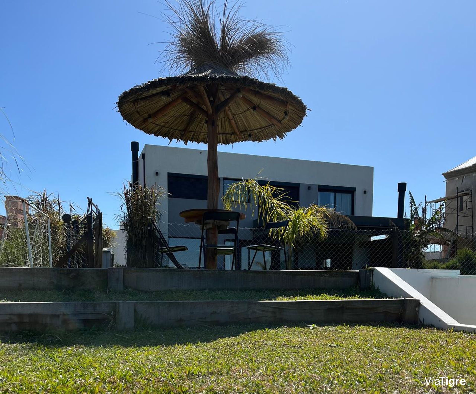 Casa 4 amb.c/pileta bajada a la laguna.
