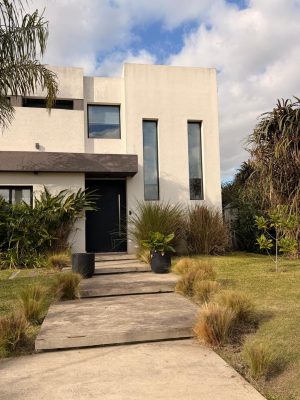 Casa 4 amb.c/pileta bajada a la laguna.