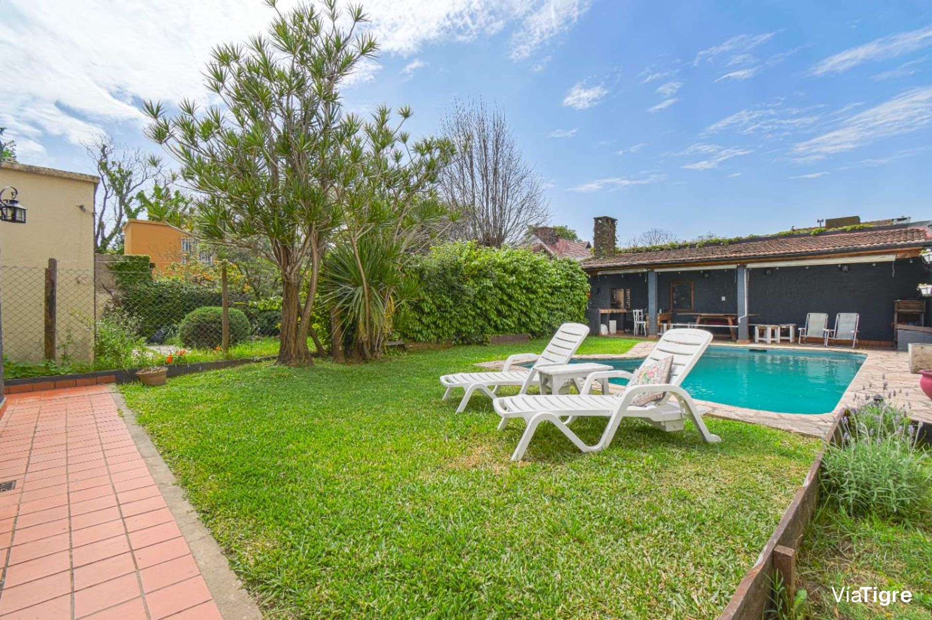 Venta casa lote propio con quincho y pileta