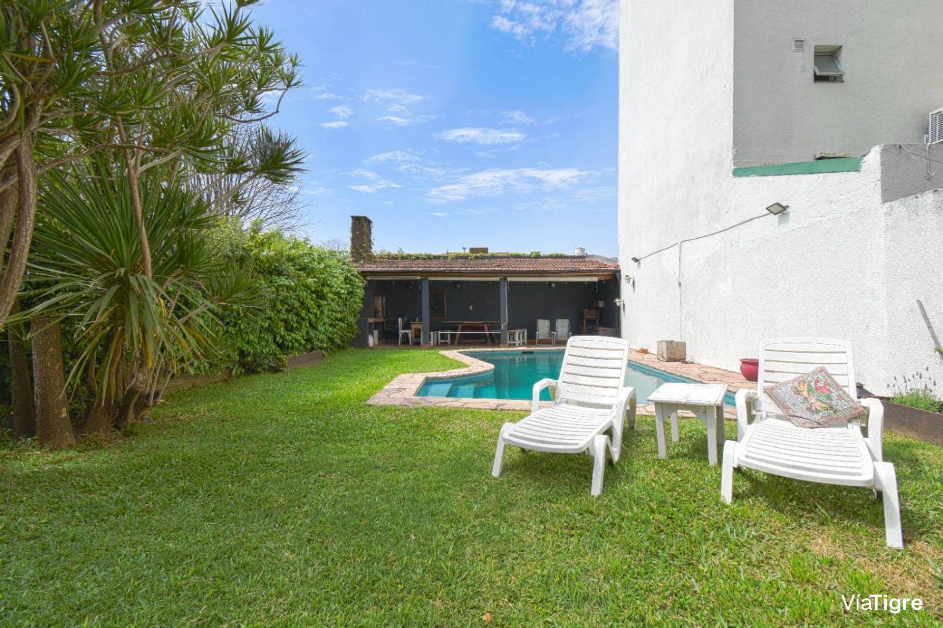 Venta casa lote propio con quincho y pileta