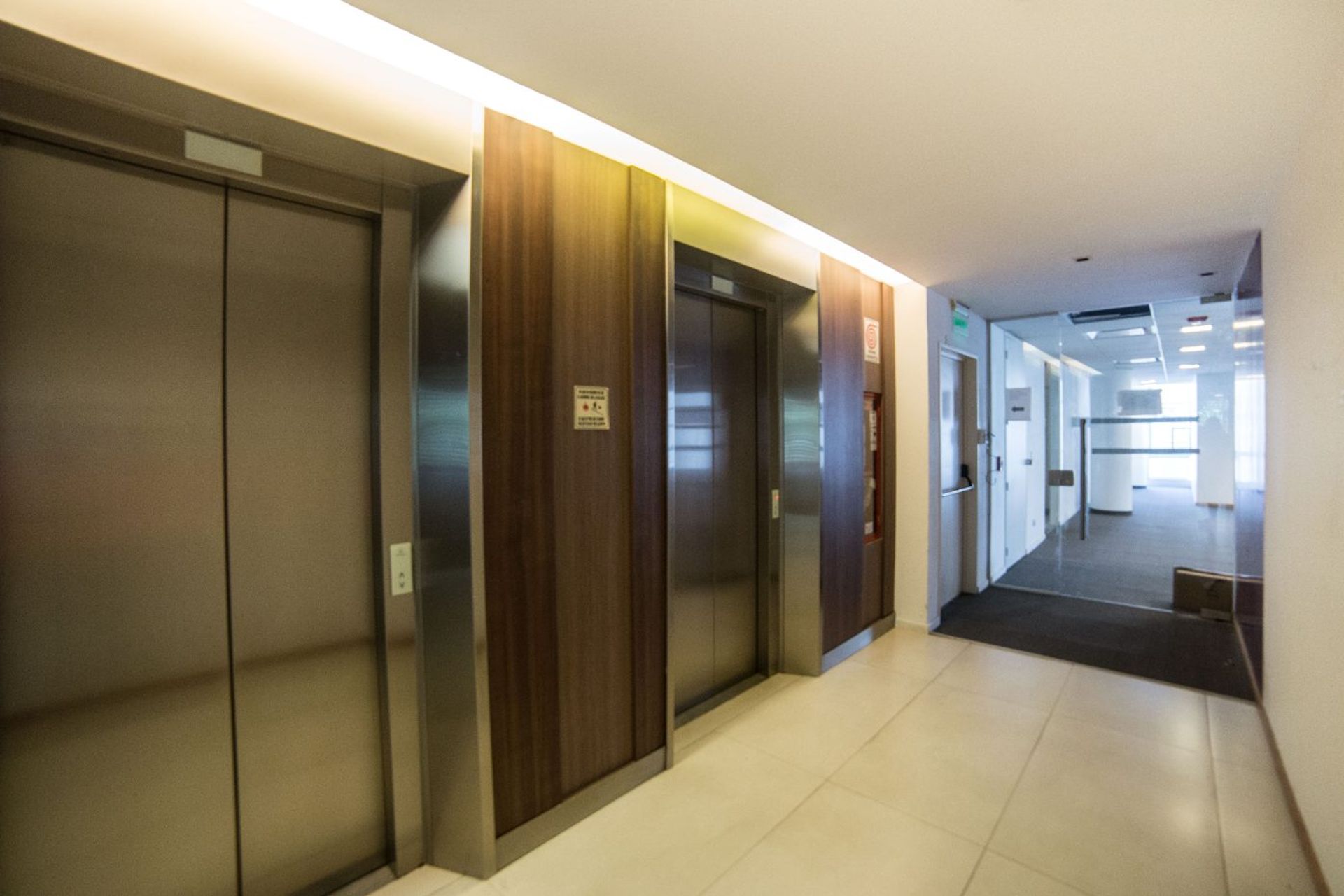 OFICINAS 500 m2 PLANTA LIBRE OLIVOS, 8 cocheras