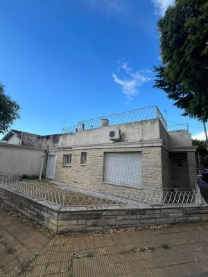Venta casa 3 ambientes c/patio terraza y cochera