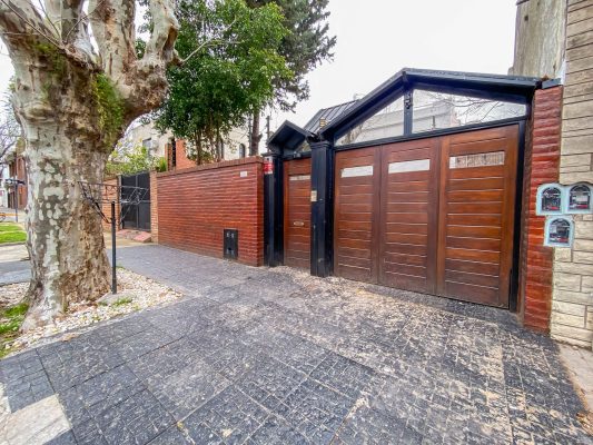 Venta Casa con doble cochera cubierta — Olivos