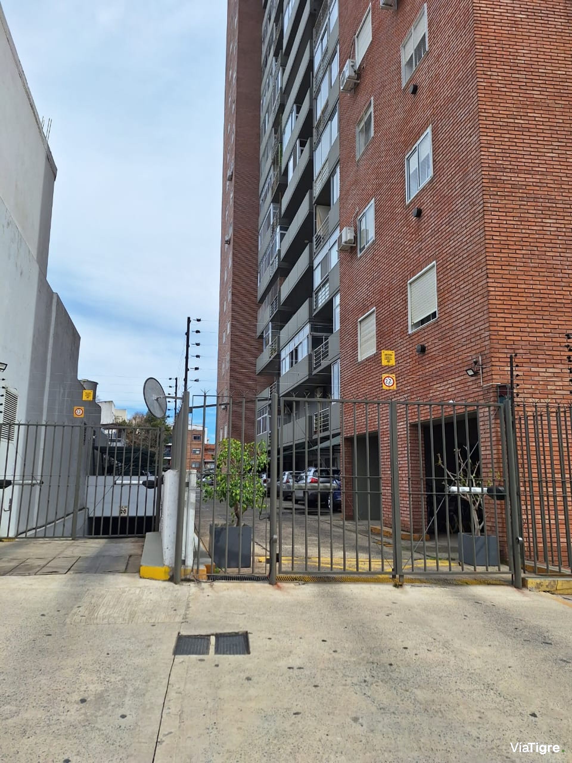 Cochera En Venta.avda Maipu. Vte Lopez.c/Seguridad