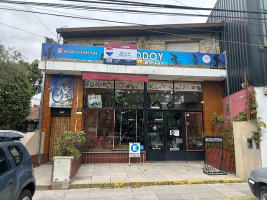Local comercial con vivienda indep y amplio fondo