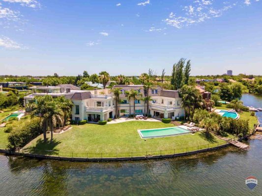 For Sale House on the lake in Castores Nordelta