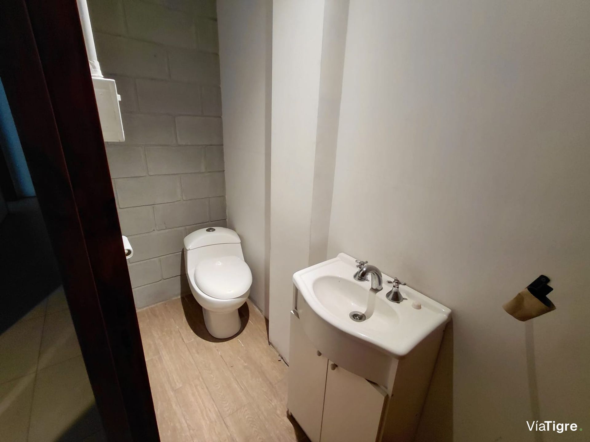 Alquiler oficina c/amplio salón colect. Panamer.