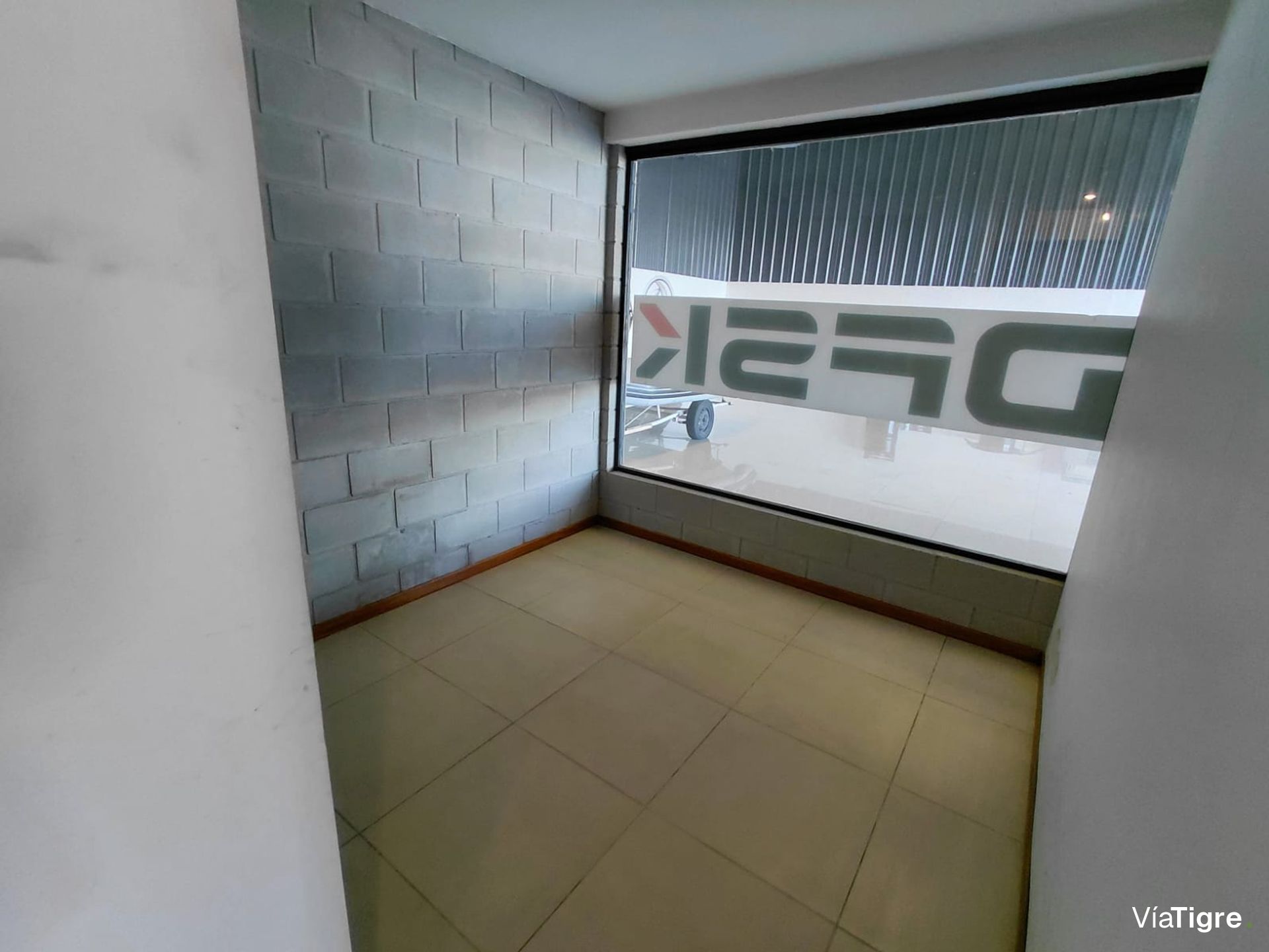 Alquiler oficina c/amplio salón colect. Panamer.