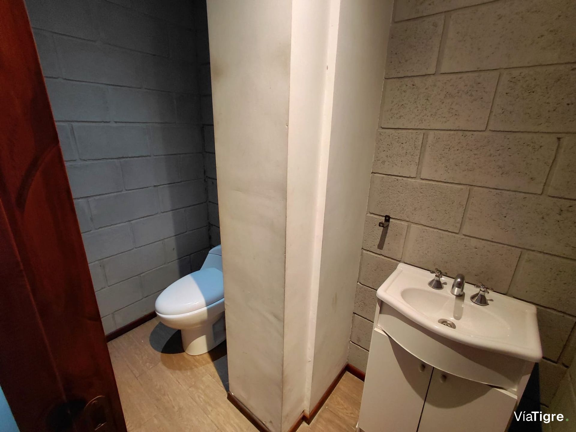 Alquiler oficina c/amplio salón colect. Panamer.